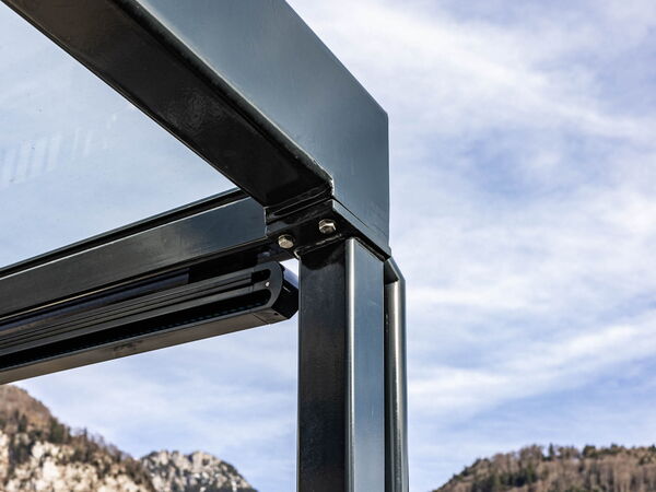 Detail eines Sonnenvordachs aus Stahl mit Sicherheitsglas