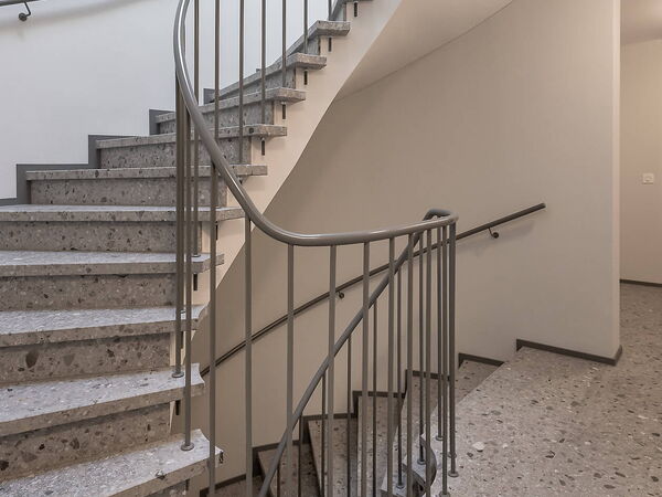 Wendeltreppengeländer Stahlbau in Wohnhaus mit Stahl-Staketengeländer - Keiser Metall-Stahlbau